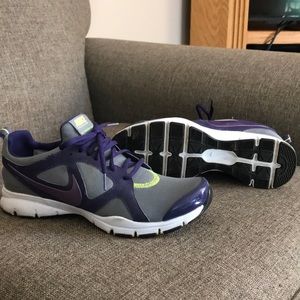 Women’s Nike shoes.training in season TR2